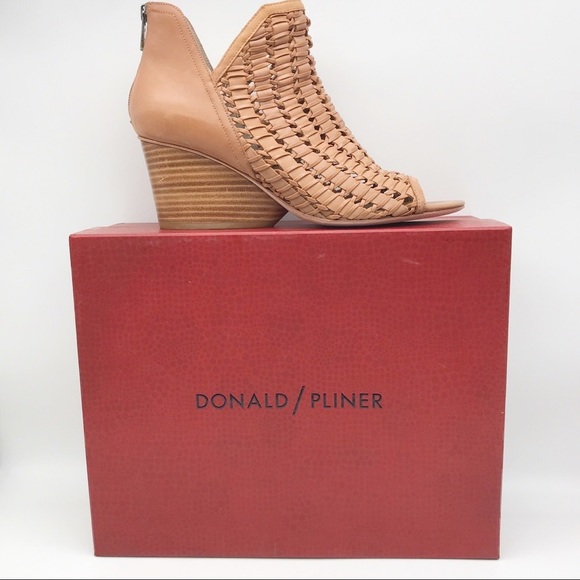 Donald Pliner Jacqi Wedge in Fawn Size 9.5 - Picture 5 of 16